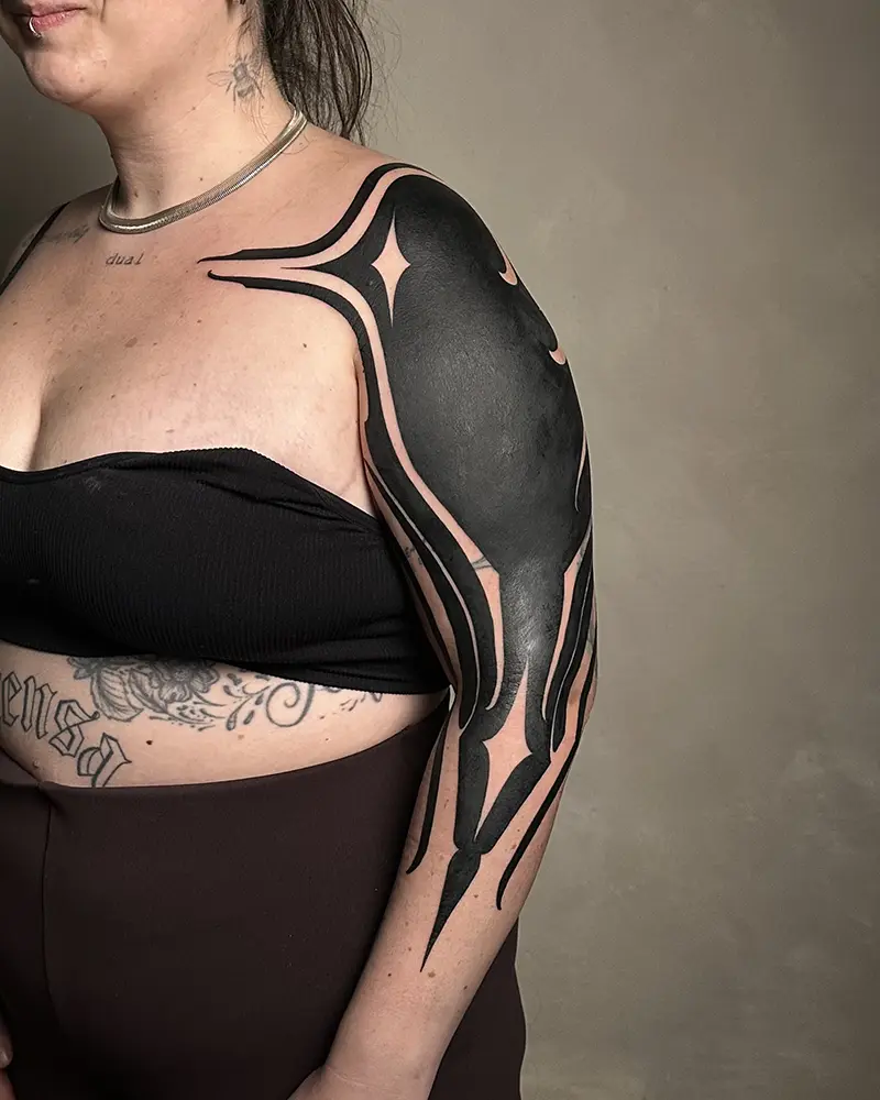 tatuaje blastover tapando tatuajes de antiguos, tiene formas muy orgánicas. hecho por javi tikka en Bilbao