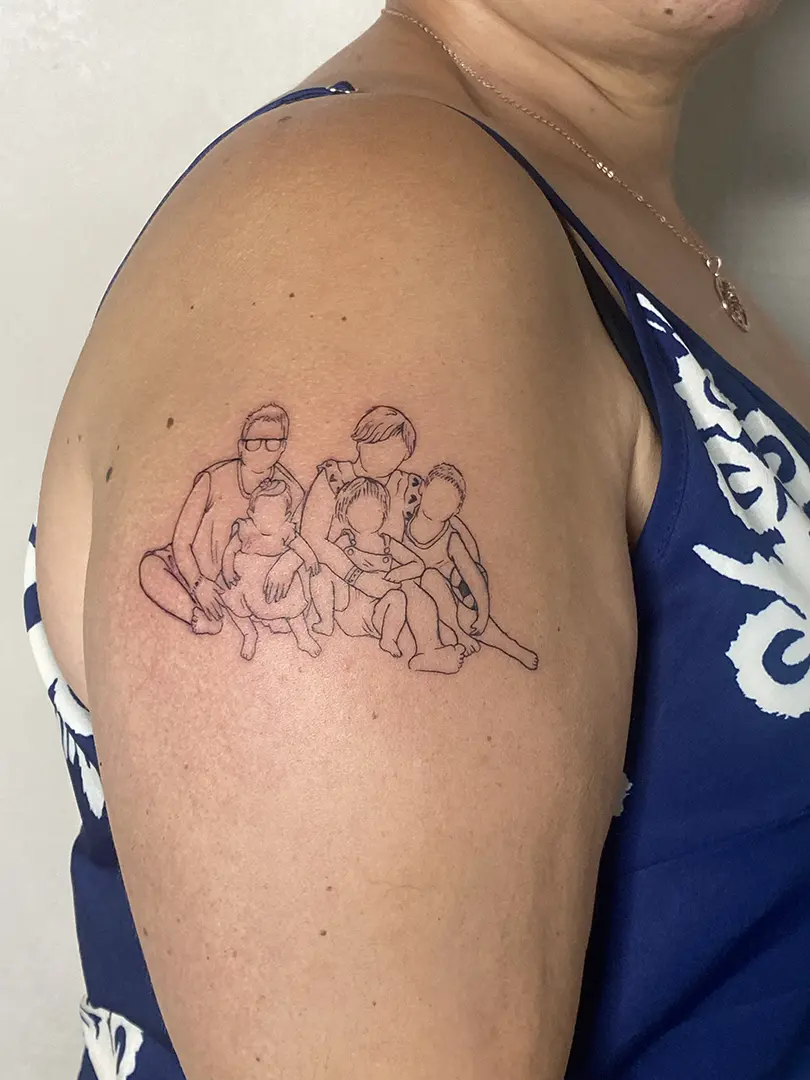 Tatuaje de línea fina de una escena que es como una fotografía familiar: La abuela con sus nietos sentada realizado sólo con el contorno, como una ilustración. Hecho en la zona del hombro en Karratu Tattoo.