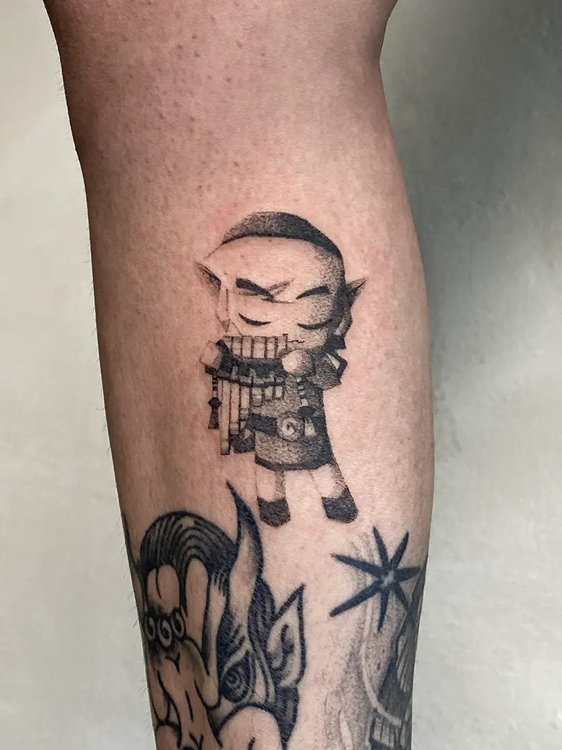 Tatuaje dotwork de Link tocando la ocarina con estilo gráfico de Nintendo 64, realizado por Don Ander De Órganos en Karratu Tattoo Estudio de Tatuajes.