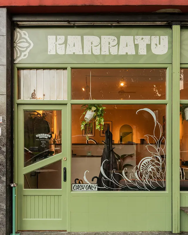 Detalle del exterior del estudio Karratu Tattoo