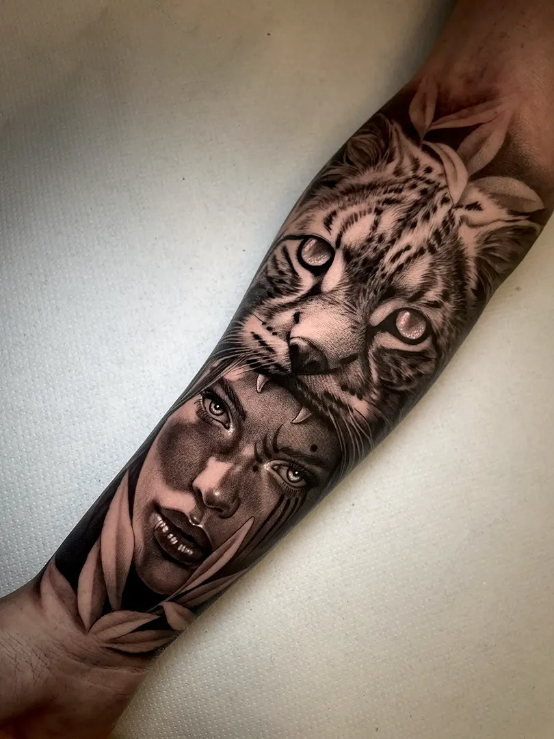 Tatuaje de realismo en blanco y negro de una mujer con piel de leopardo, obra de Helena Ayala.