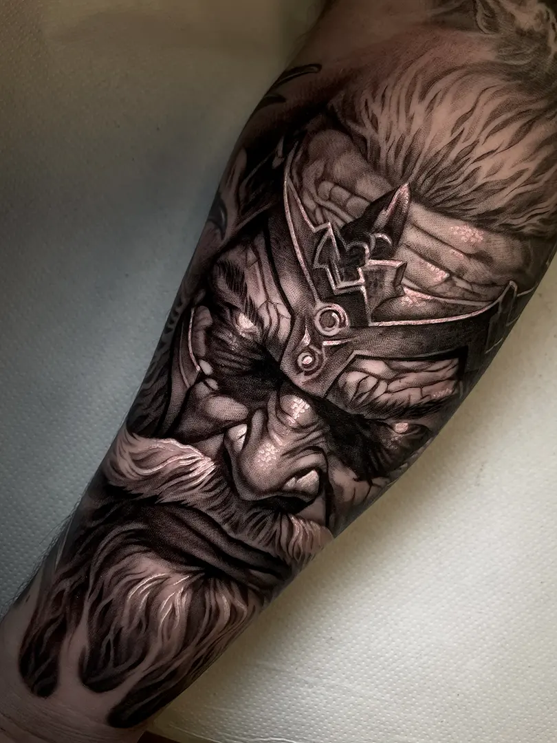 Tatuaje de un retrato realizado con la técnica de realismo en blanco y negro realizado por la tatuadora Helena Ayala