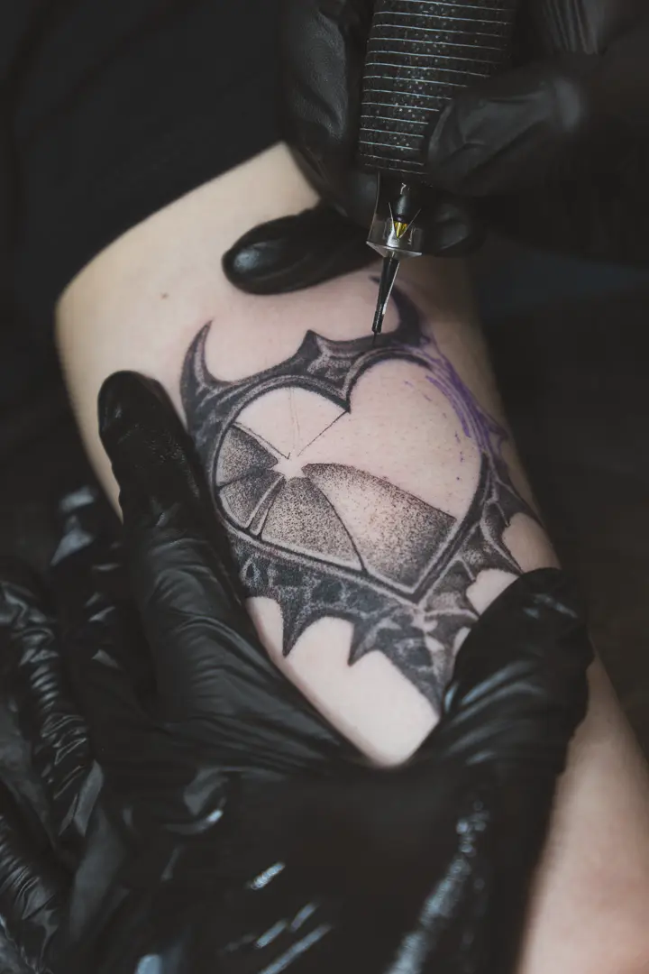 Tatuador profesional trabajando con seguridad