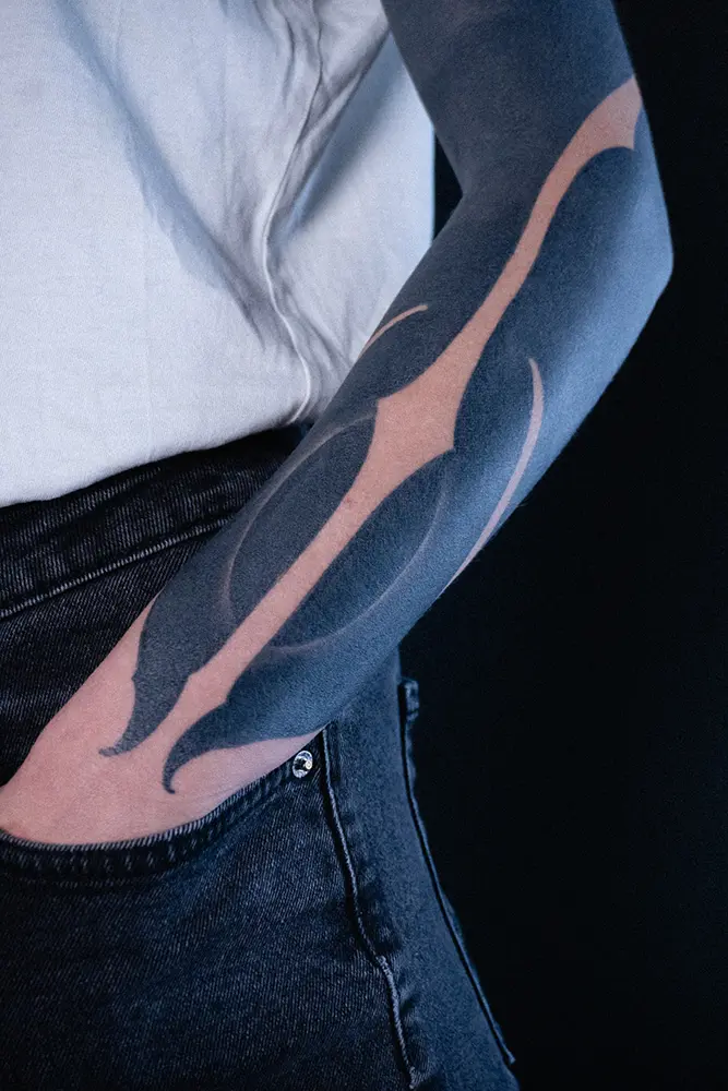 tatuaje contemporaneo de blackout con unos blancos que le dan mucho movimiento y direcciones. hecho por javi tikka en Bilbao