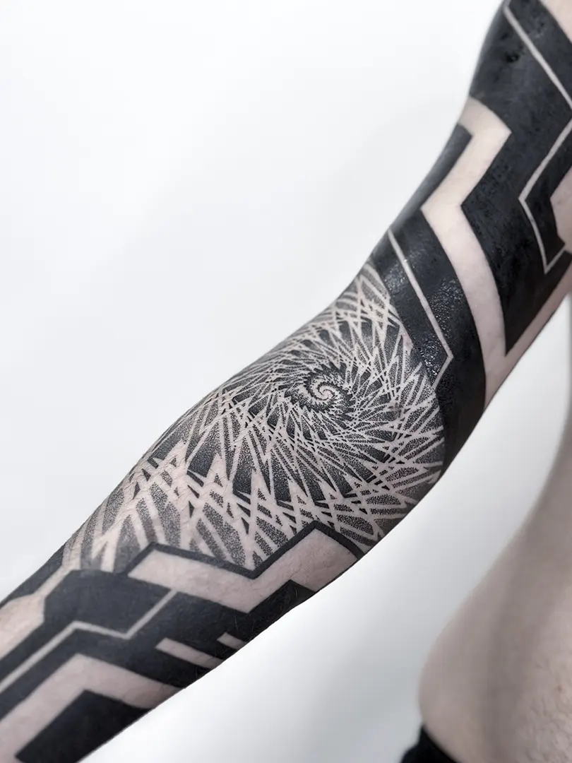 Detalle de manga estilo abstracto - geométrico - tekno con fractal central, realizado por Javi Tikka en Karratu Tattoo Estudio de Tatuajes.