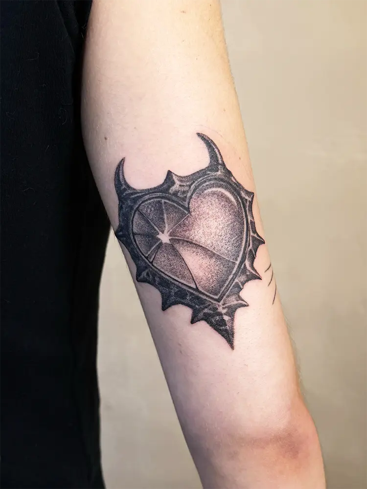 Tatuaje de un espejo rojo en forma de corazón. El marco tiene cuernos y relieve. El tatuaje está realizado con la técnica whip shading realizando todos los relieves y recovecos del espejo. El estilo es un poco darks y está realizado por Don Ander en Karratu Tattoo
