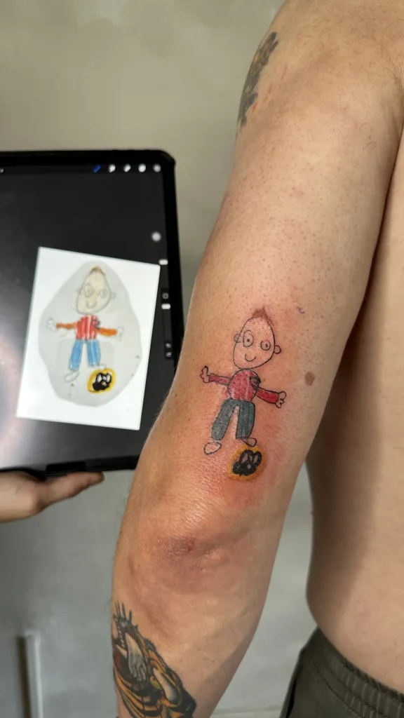 Tatuaje que reproduce fielmente un dibujo infantil hecho por una hija / un hijo, en color, realizado en nuestro estudio Karratu Tattoo Bilbao.