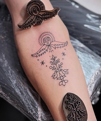 Resultado de un tatuaje tradicional de la familia Razzouk hecho con dos sellos diferentes de madera tallados hace cientos de años