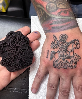 Tatuaje tradicional de la familia Razzouk en Jerusalén mostrando los sellos de madera antiguos y el diseño final en la piel.